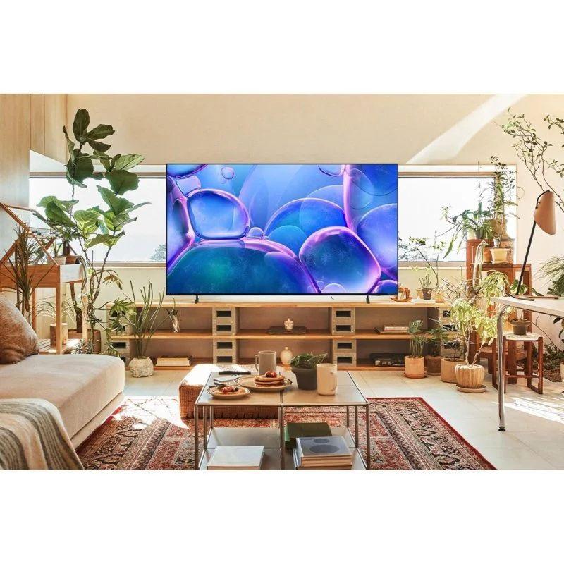Samsung TU85U7025FK 85" 4K Ultra HD LED Smart TV Preto, imagem real sobre um móvel de sala de estar