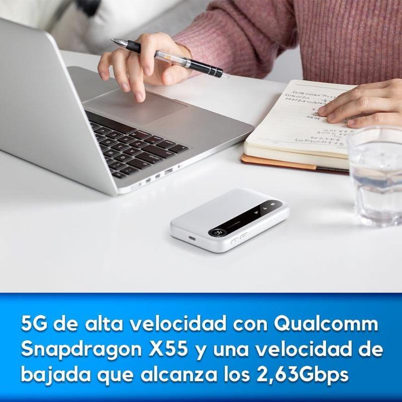 ZTE U50 5G Wi‑Fi 6 router móvil blanco, compacto y portátil, con pantalla LED lateral y botones, junto a laptop; ideal para conectividad rápida en