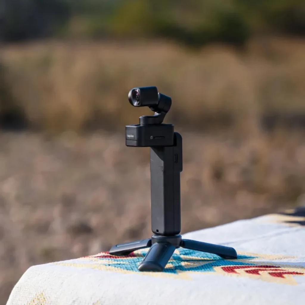 FeiyuTech Pocket 3 4K 60fps Kit de Vlogging con cámara compacta en gimbal y mango desmontable, montada en mini trípode portátil para tomas estables outdoors