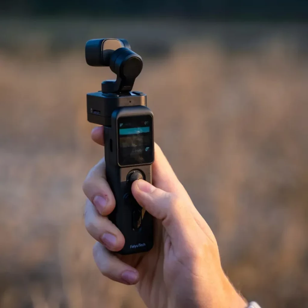 Cámara FeiyuTech Pocket 3 4K 60fps con gimbal compacto, pantalla integrada y mango desmontable, diseño portátil para vlogging estable y suave