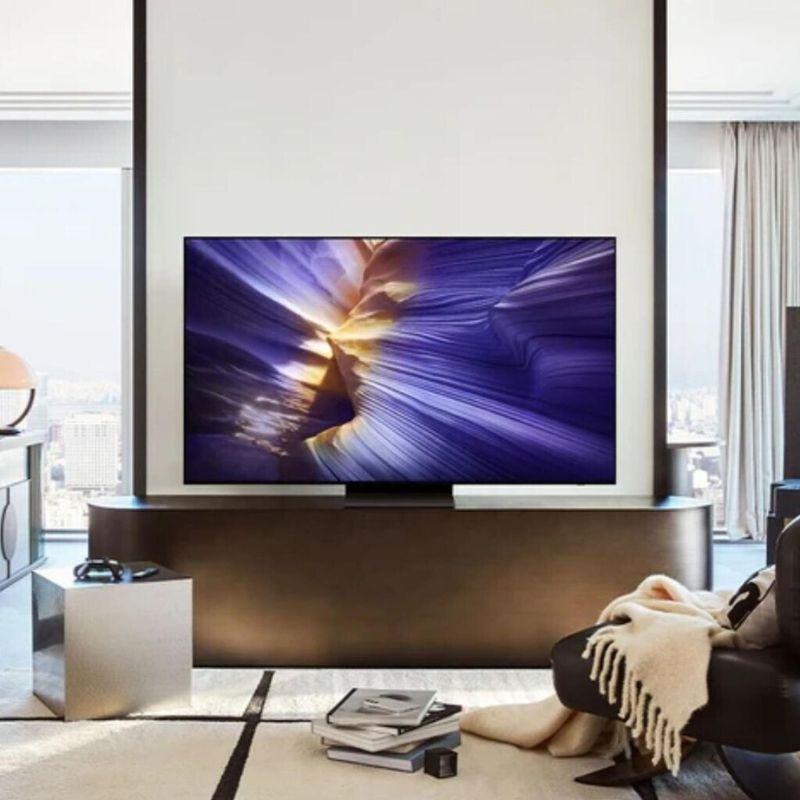 Samsung TQ55S90FAE 55" 4K Ultra HD OLED Smart TV Preto, imagem real sobre a mesa da sala de estar