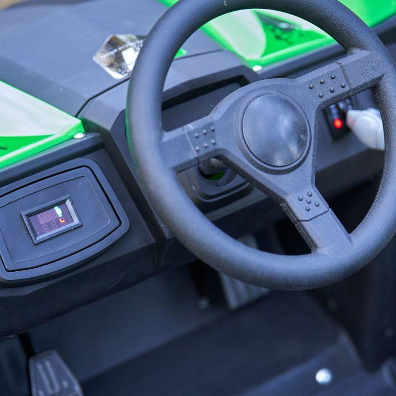 Buggy UTV tout-terrain 48 V vert - Voiture électrique pour enfants, image du volant et du tableau de bord