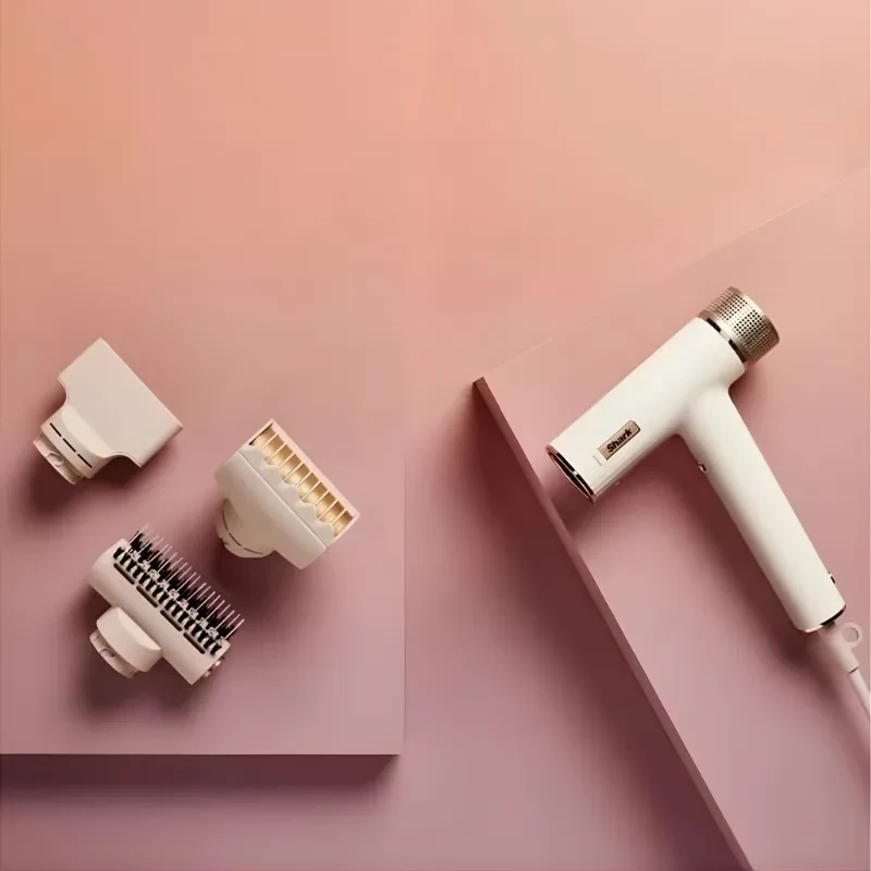 Shark SpeedStyle Sèche-cheveux blanc mat avec grille métallique, poignée ergonomique et 3 embouts: diffuseur peigne, concentrateur et lisseur à picots