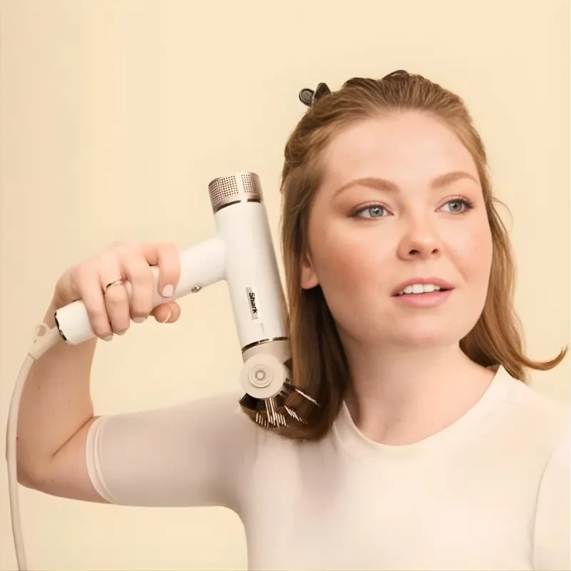 Shark SpeedStyle Sèche-cheveux blanc tenu à la main, brosse ronde chauffante fixée, airflow ciblé sur cheveux mi-longs, design compact et moderne