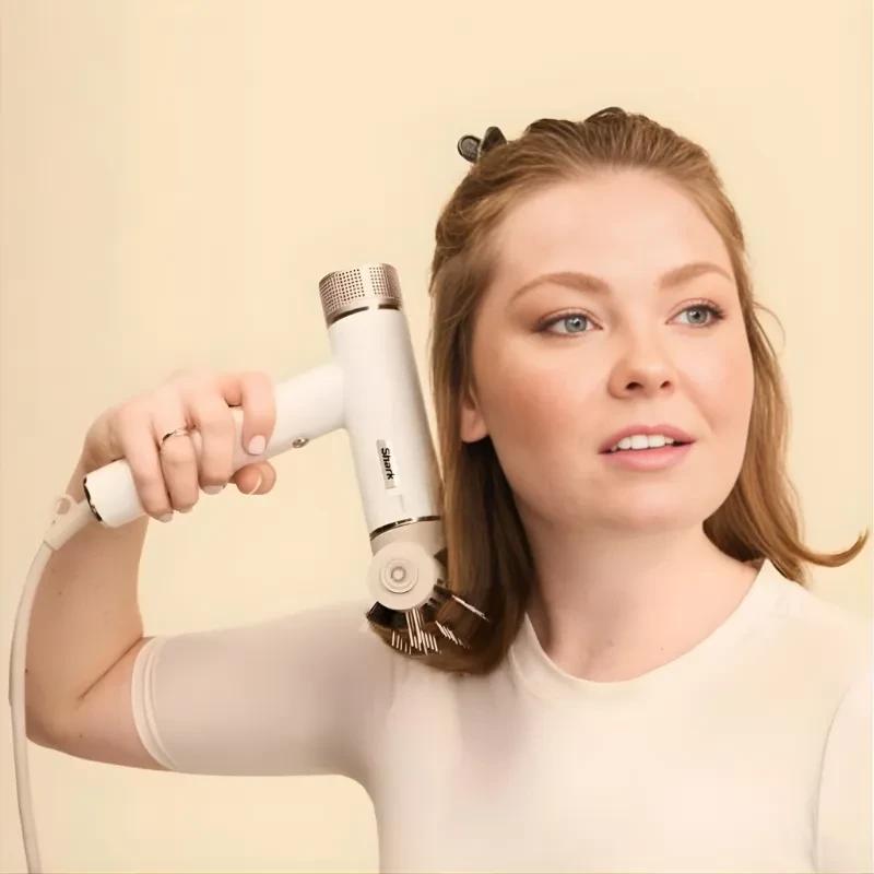 Shark SpeedStyle Sèche-cheveux blanc tenu à la main, brosse ronde chauffante fixée, airflow ciblé sur cheveux mi-longs, design compact et moderne