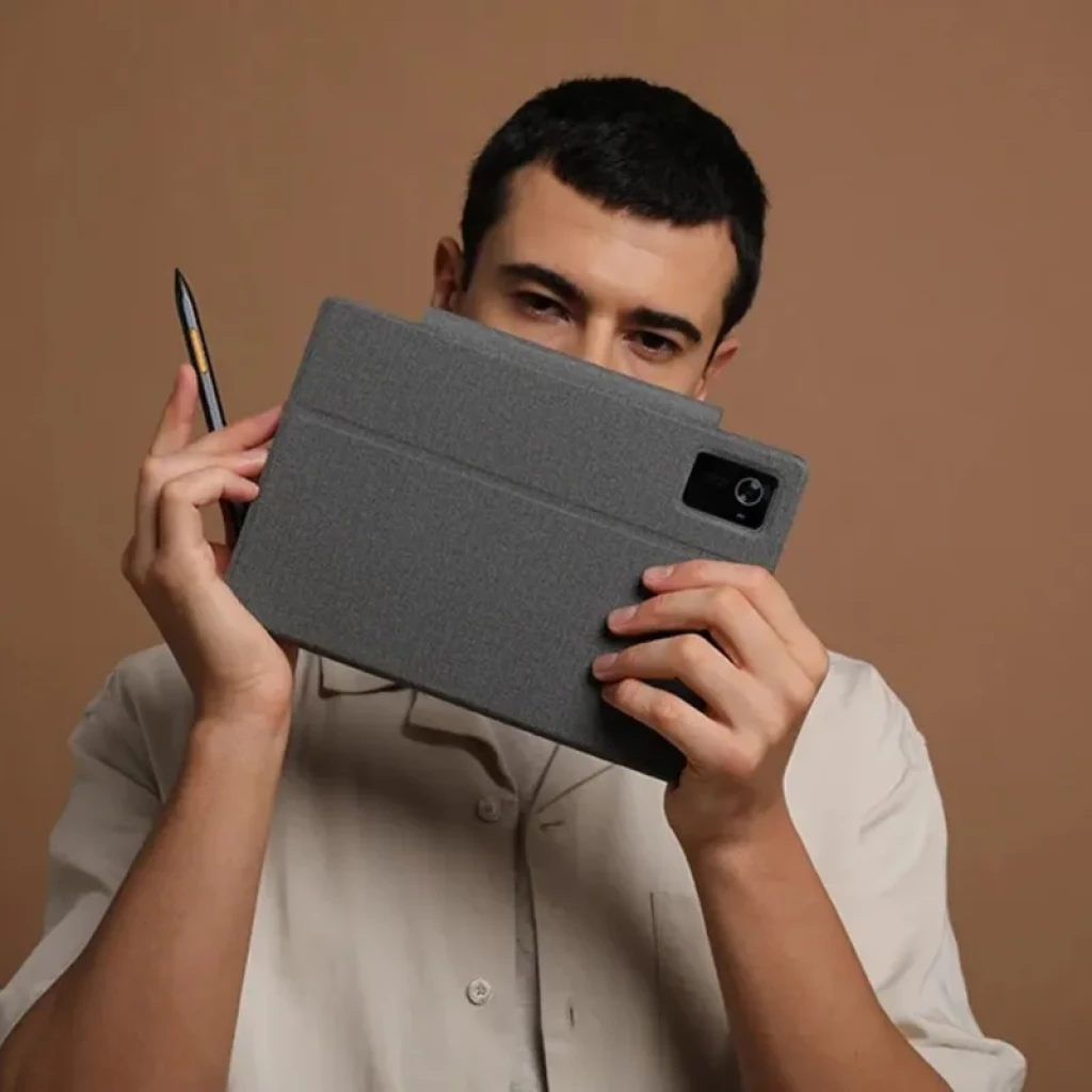 Huion Slate 10 Pantalla laminada FHD+ de 10,1 pulgadas con funda gris texturizada y lápiz digital, módulo de cámara trasera rectangular negro