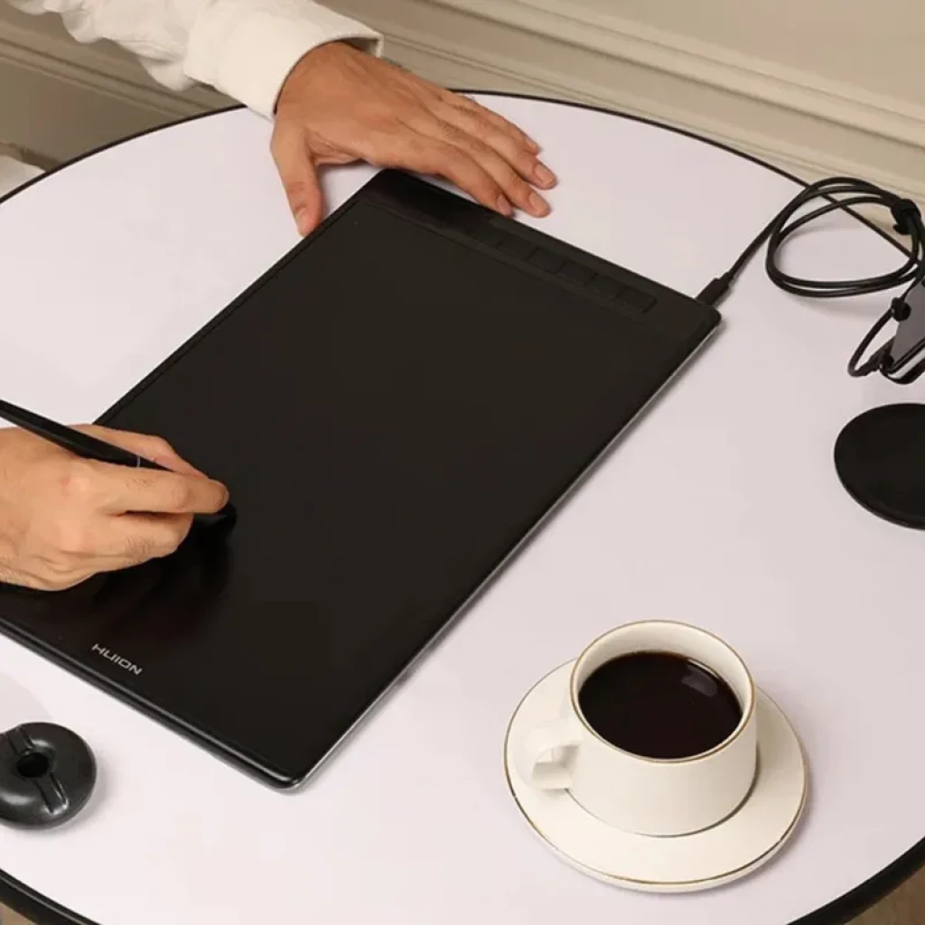 Huion Kamvas Pro 16 GT1602 mesa gráfica 15,8 pol com tela 2,5K 186 ppi, caneta ativa sem bateria, atalhos laterais e conexão por cabo sobre mesa de trabalho