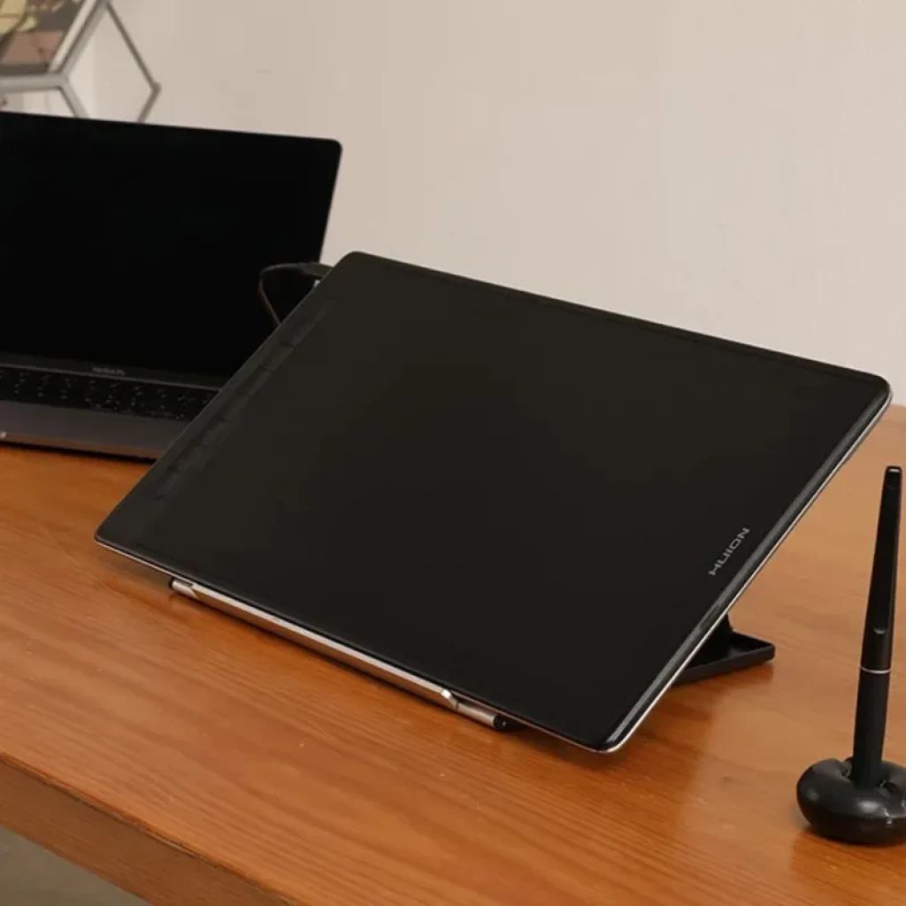 Huion Kamvas Pro 16 GT1602 em suporte inclinado, tela 15,8 pol 2,5K 186 ppi, corpo fino em metal, bordas estreitas, caneta e base visíveis na mesa