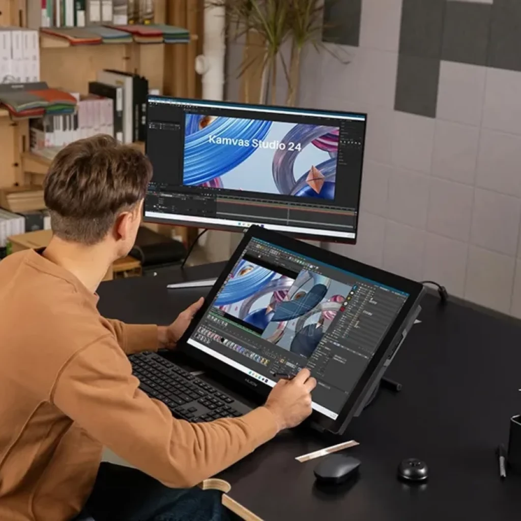 Huion Kamvas Studio 24 KS2401 con pantalla táctil 24 pulgadas IPS QHD y soporte ajustable, muestra interfaz de diseño profesional en escritorio creativo