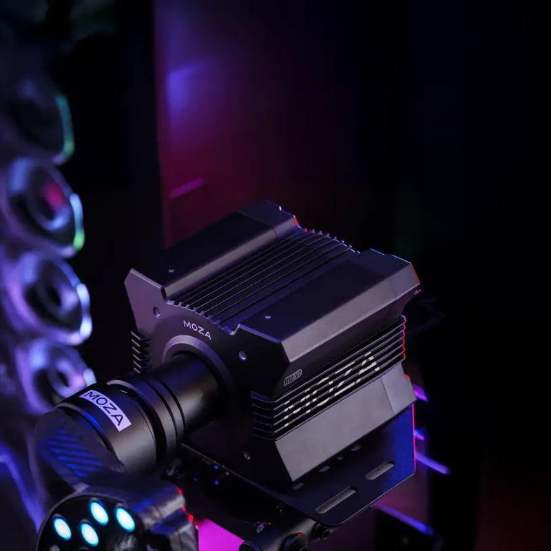 Moza Racing R12 V2 base Direct Drive 12 Nm en aluminium noir, design anguleux avec ailettes de dissipation, éclairage RGB subtil, montage robuste pour