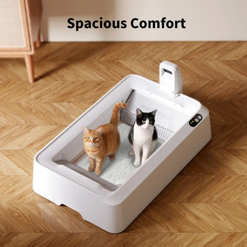 Bac à litière blanc spacieux avec tapis absorbant, capteur latéral et râteau de nettoyage intégré; deux chats montrent la grande capacité du Purobot