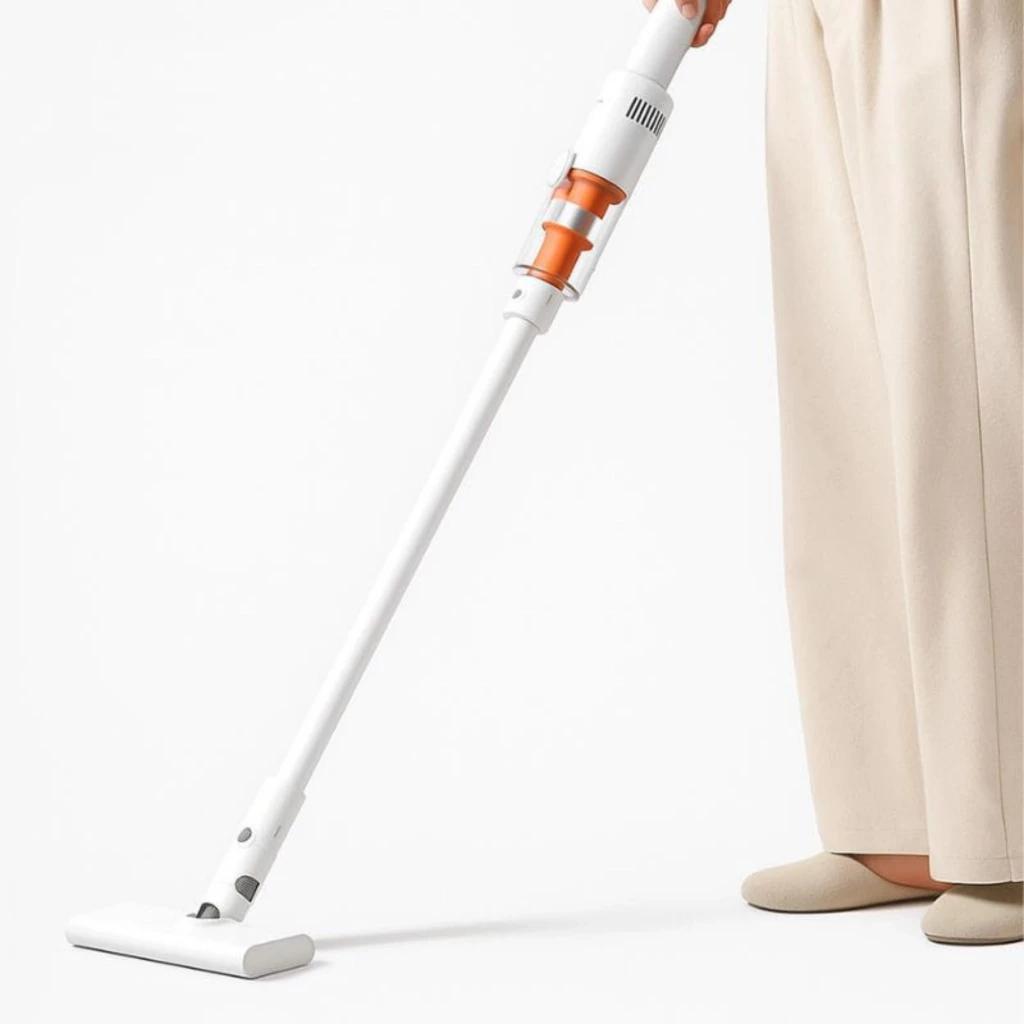 Xiaomi Vacuum Cleaner P30: aspiradora inalámbrica blanca con detalles naranjas, cuerpo ligero y tubo largo, cabezal plano para suelos, diseño minimalista y