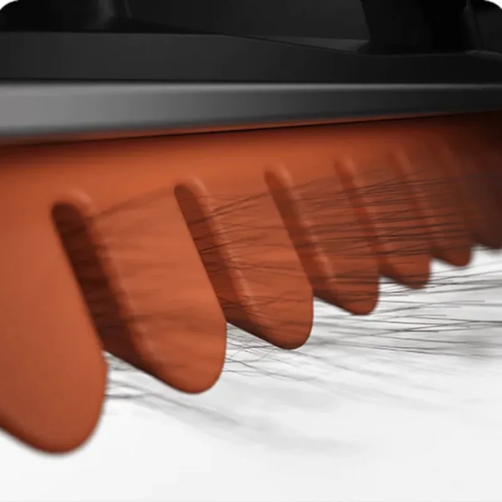 Cepillo naranja del Xiaomi Truclean W30 Pro Wet Dry Vacuum con aletas de goma y cerdas capturando pelos y suciedad en superficie clara