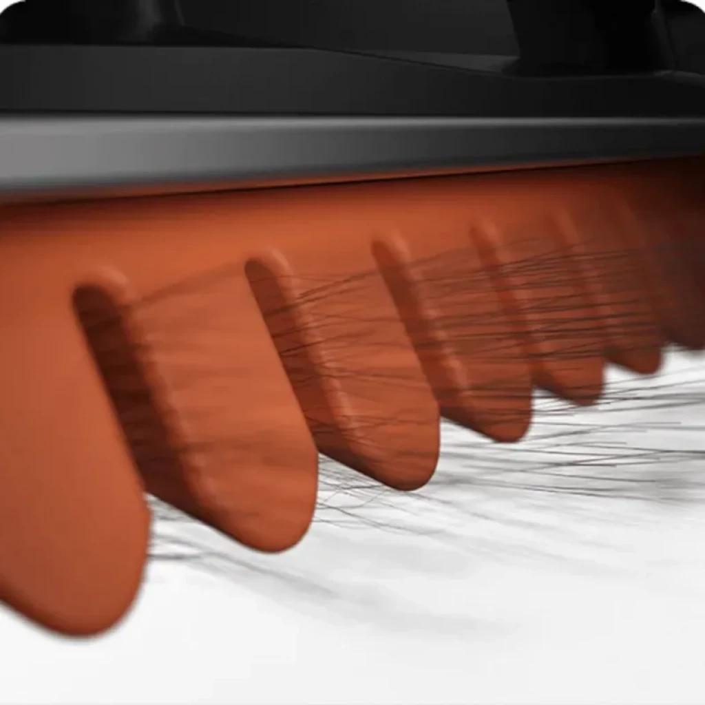 Cepillo naranja del Xiaomi Truclean W30 Pro Wet Dry Vacuum con aletas de goma y cerdas capturando pelos y suciedad en superficie clara