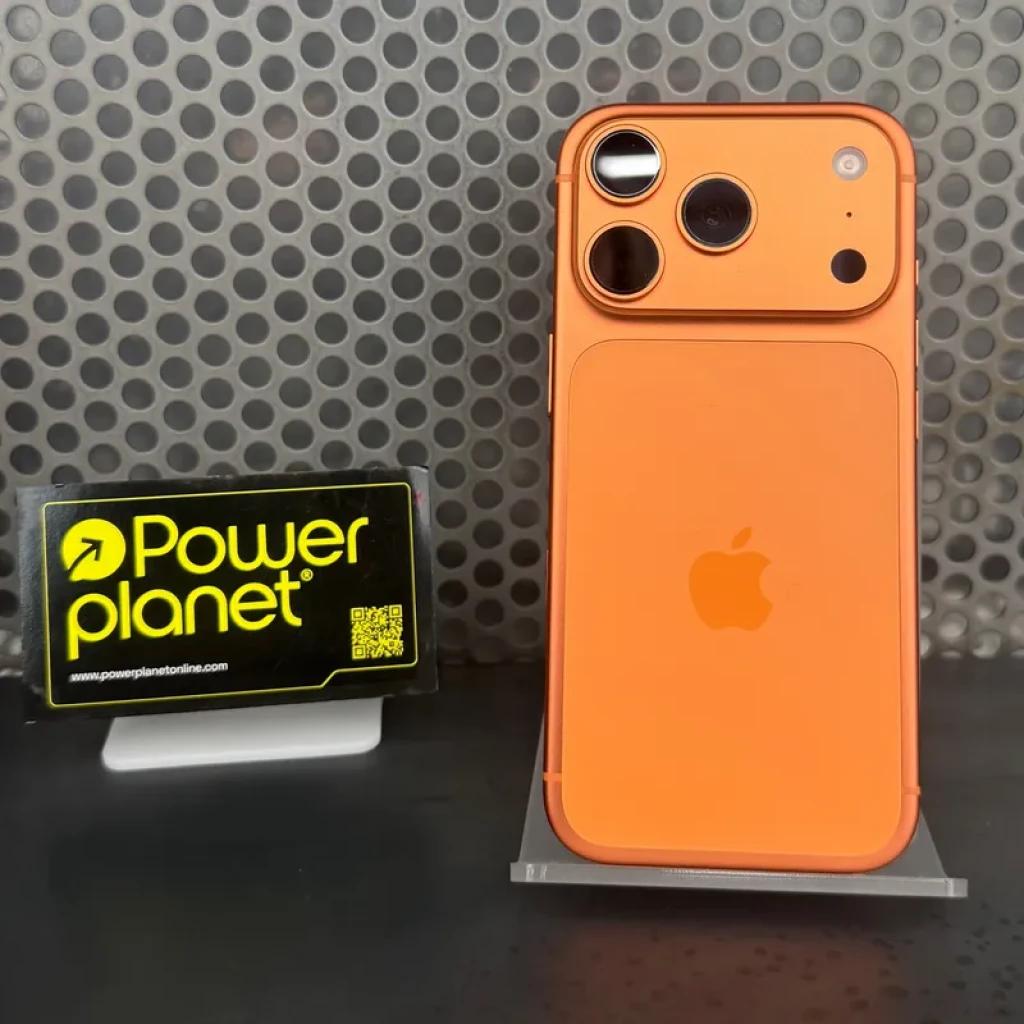 iPhone 17 Pro Max 256 Go Orange Cosmique avec coque orange mate, grand module photo triple, bordures arrondies et logo Apple central