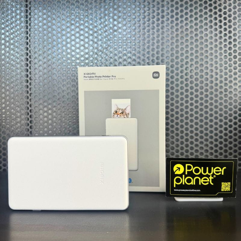 Xiaomi Portable Photo Printer Pro Impressora fotográfica branca compacta, design minimalista, impressão instantânea; caixa exibe amostra de foto e logotipo