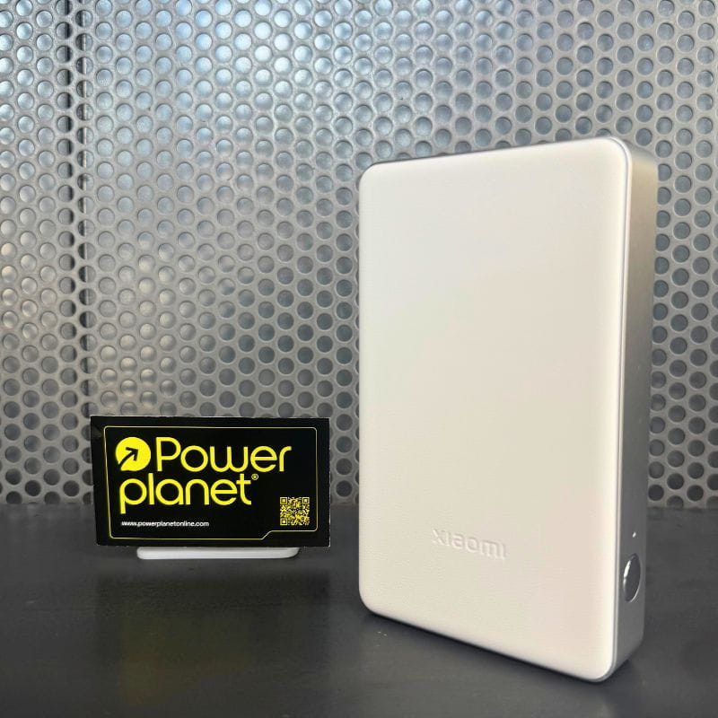 Xiaomi Portable Photo Printer Pro Impressora fotográfica compacta em branco, design minimalista, canto arredondado e botão lateral; base expositora