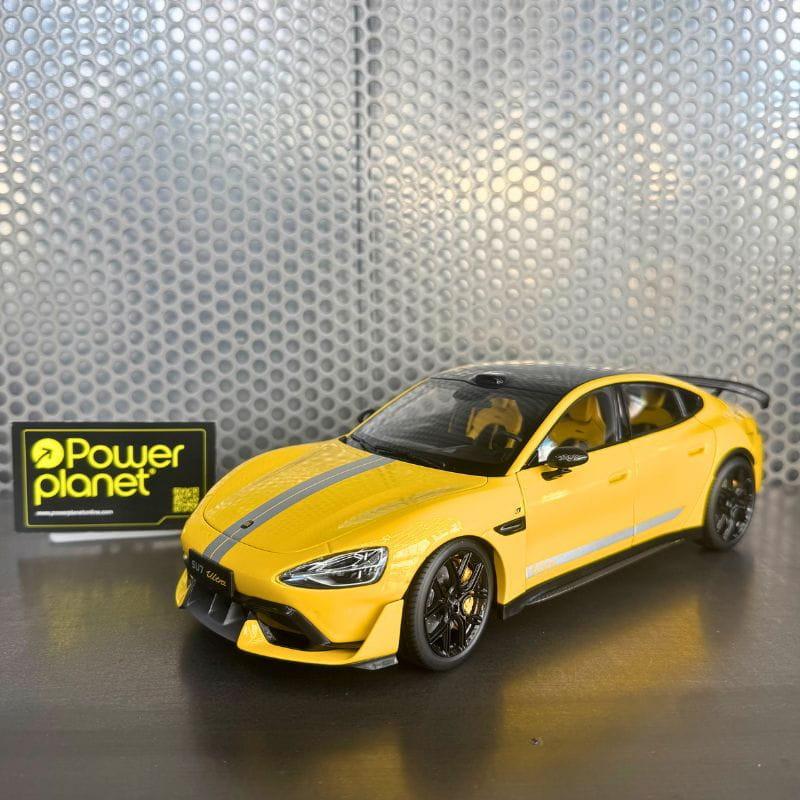 Xiaomi SU7 Ultra 1/18 Die-cast Model Car Amarillo Relámpago con carrocería amarilla y franjas grises, techo negro, alerón trasero y llantas deportivas negras
