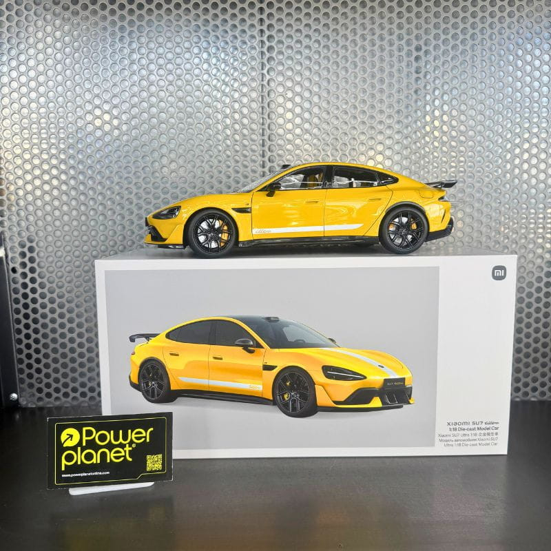 Xiaomi SU7 Ultra 1/18 Die-cast Model Car Amarillo Relámpago con carrocería amarilla, franjas blancas, llantas negras, detalles aerodinámicos y acabado