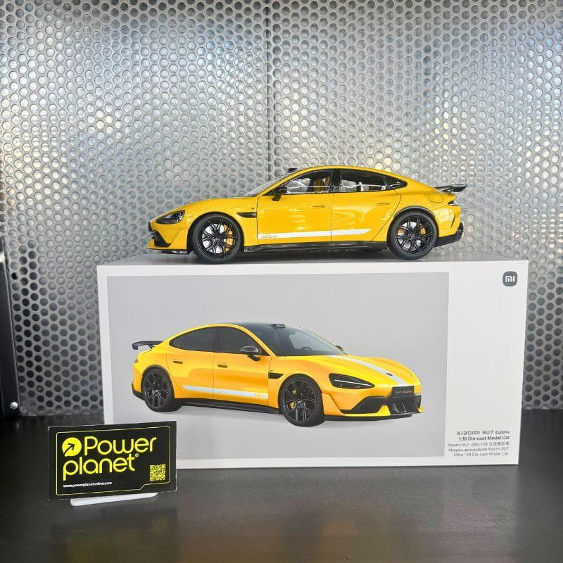 Xiaomi SU7 Ultra 1/18 Die-cast Model Car Amarillo Relámpago con carrocería amarilla, franjas blancas, llantas negras, detalles aerodinámicos y acabado