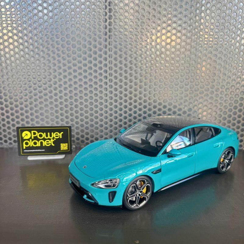 Xiaomi SU7 1/18 Die-cast Model Car Azul Aguamarina, sedán deportivo en miniatura con techo negro, llantas multirradio, pinzas amarillas y acabado metálico