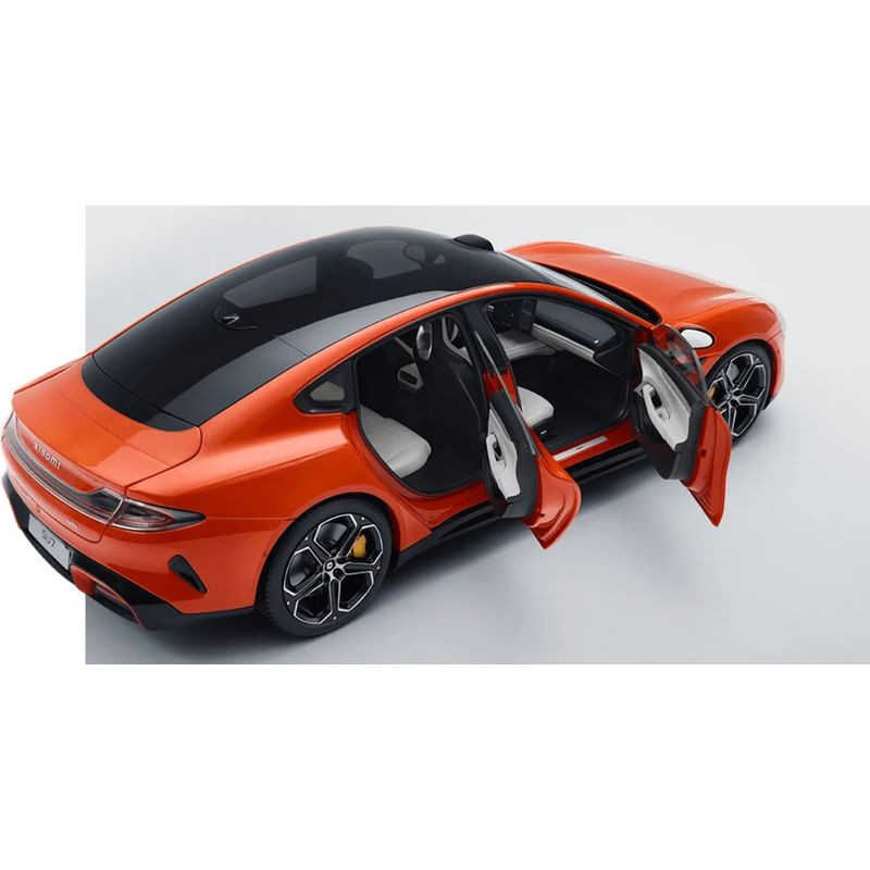 Xiaomi SU7 1/18 Die-cast Model Car Lava Laranja com portas abertas, teto panorâmico preto, interior bicolor e rodas esportivas detalhadas