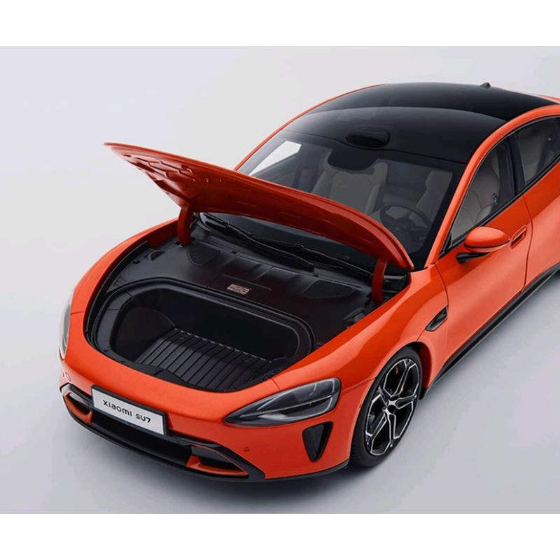 Xiaomi SU7 1/18 Die-cast Model Car Lava Laranja com capô dianteiro aberto, frunk detalhado, carroceria esportiva, teto preto, rodas de liga e acabamento