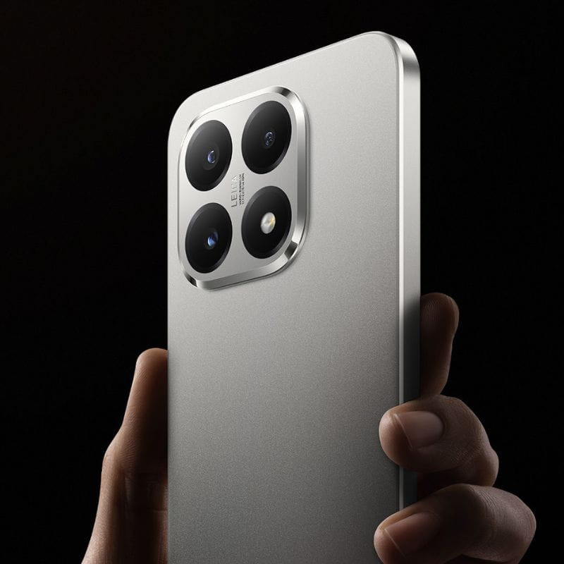 Xiaomi 15T 12 GB/512 GB cinza, imagem na mão de uma pessoa