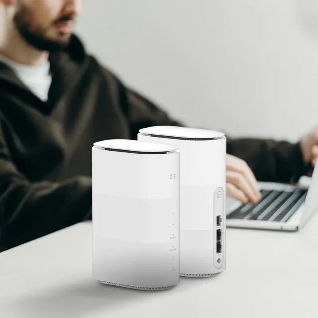 ZTE G5B Router 5G blanco, cuerpo curvo mate con base ventilada, LEDs frontales, antenas internas, Wi‑Fi 6 dual band y 2 puertos Gigabit en panel trasero