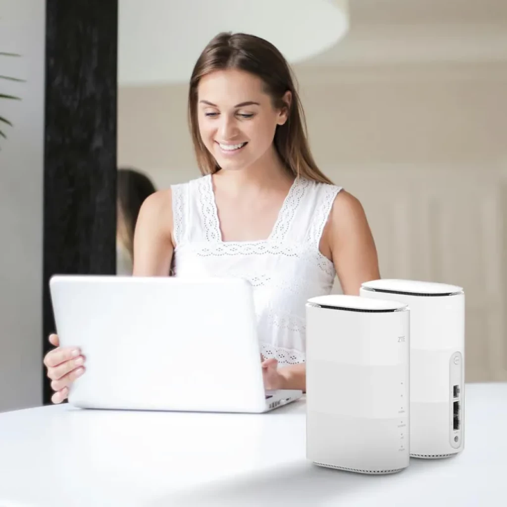 ZTE G5B Router 5G blanco con diseño cilíndrico, LED frontales, puertos Gigabit laterales y ventilación superior; Wi‑Fi 6 dual band, 3,4 Gb/s
