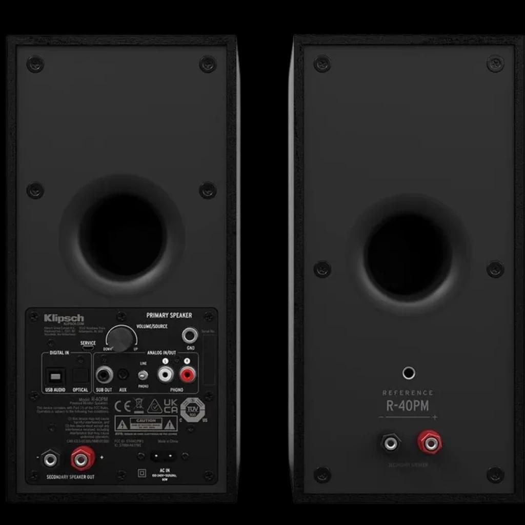 Klipsch Reference R-40PM, par de colunas ativas 70 W, acabamento preto, duto traseiro largo, entradas RCA, óptica, USB e controles no painel traseiro