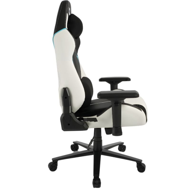 Silla Gaming PowerGaming ProLine blanca y negra con cojines lumbar y cervical, reposabrazos ajustables, respaldo reclinable y base con ruedas resistentes.
