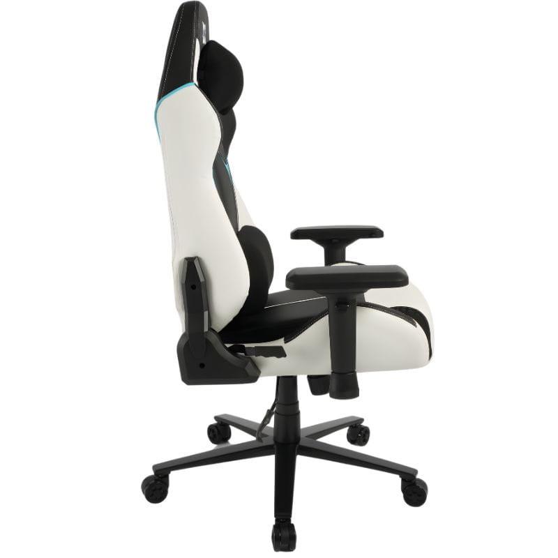 Silla Gaming PowerGaming ProLine blanca y negra con cojines lumbar y cervical, reposabrazos ajustables, respaldo reclinable y base con ruedas resistentes.