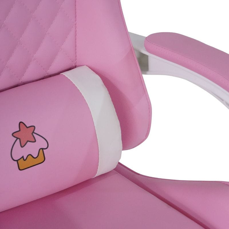 Chaise gaming PowerGaming Sakura Neko rose pastel, dossier matelassé, accoudoirs blancs, coussin lombaire avec motif cupcake étoilé, assise rembourrée.