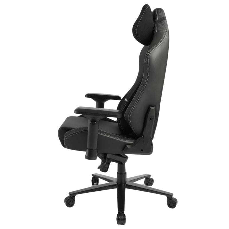 Silla Gaming PowerGaming Core Series en negro, con reposacabezas acolchado, apoyabrazos ajustables, costuras blancas, respaldo alto y base con ruedas.