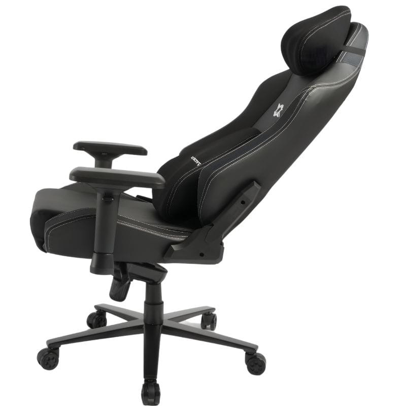 Silla Gaming PowerGaming Core Series negra con cojín cervical, reposabrazos ajustables, respaldo ergonómico, costuras blancas y base de 5 ruedas robusta.