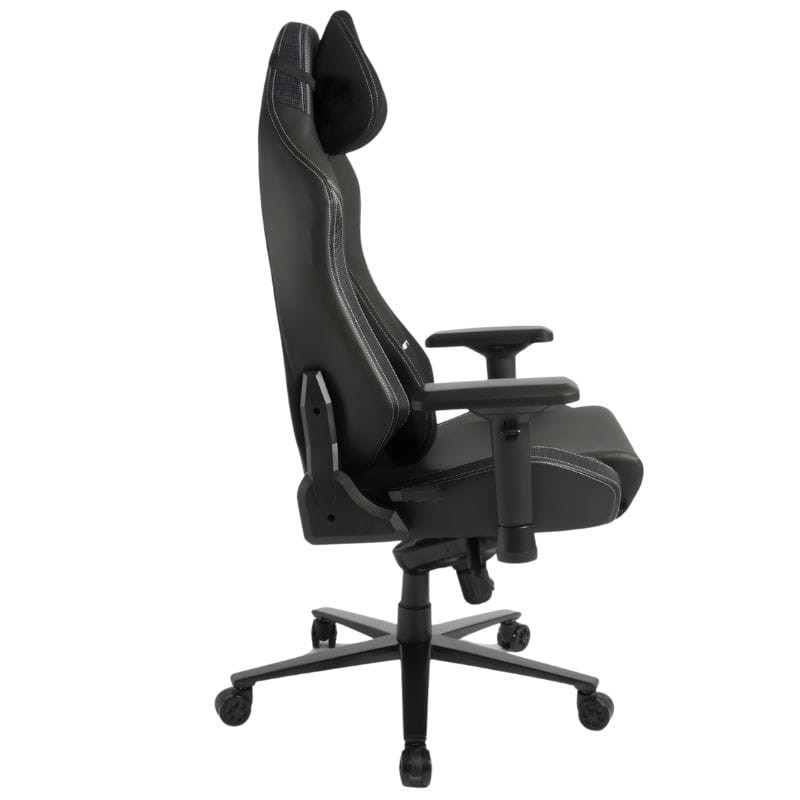 Silla Gaming PowerGaming Core Series negra con reposacabezas, respaldo reclinable, reposabrazos ajustables, base de cinco ruedas y costuras contrastantes.