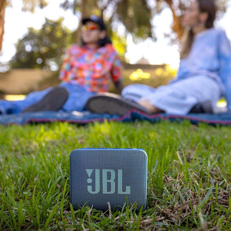 JBL GO Essential 2 Azul sobre la hierba