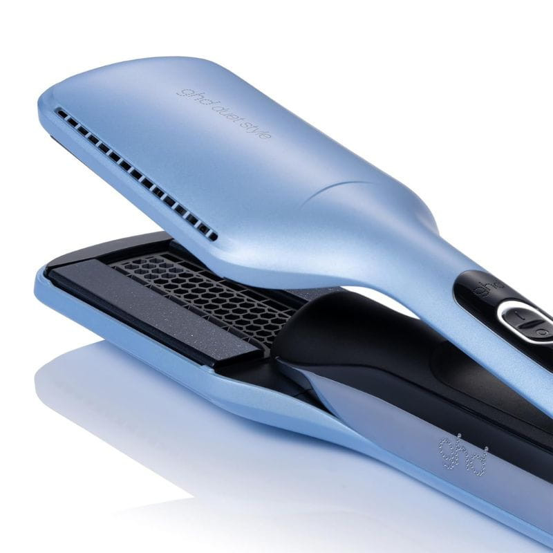 Plancha Ghd Duet Style Ice Blue en acabado azul hielo, placas anchas y rejilla de ventilación superior, diseño ergonómico bicolor con control en el mango