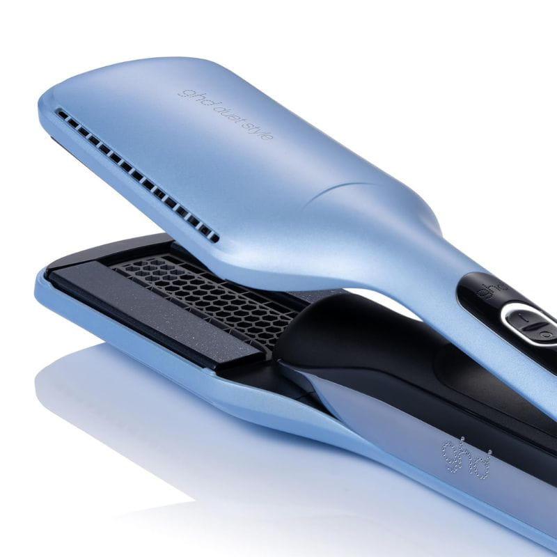 Plancha Ghd Duet Style Ice Blue en acabado azul hielo, placas anchas y rejilla de ventilación superior, diseño ergonómico bicolor con control en el mango