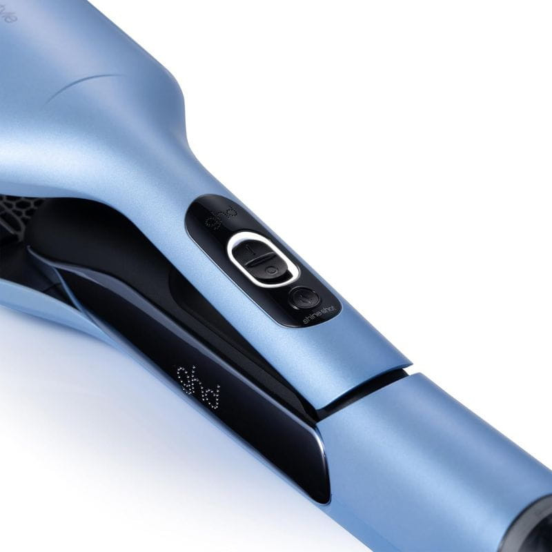 Gift Set Ghd Duet Style Ice Blue en acabado azul hielo, cuerpo metálico suave, control deslizante central y detalles negros con logo ghd iluminado