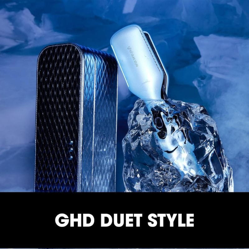 Gift Set Ghd Duet Style Ice Blue con plancha secadora azul hielo sobre bloque de hielo y estuche texturizado metálico, diseño premium y acabado brillante