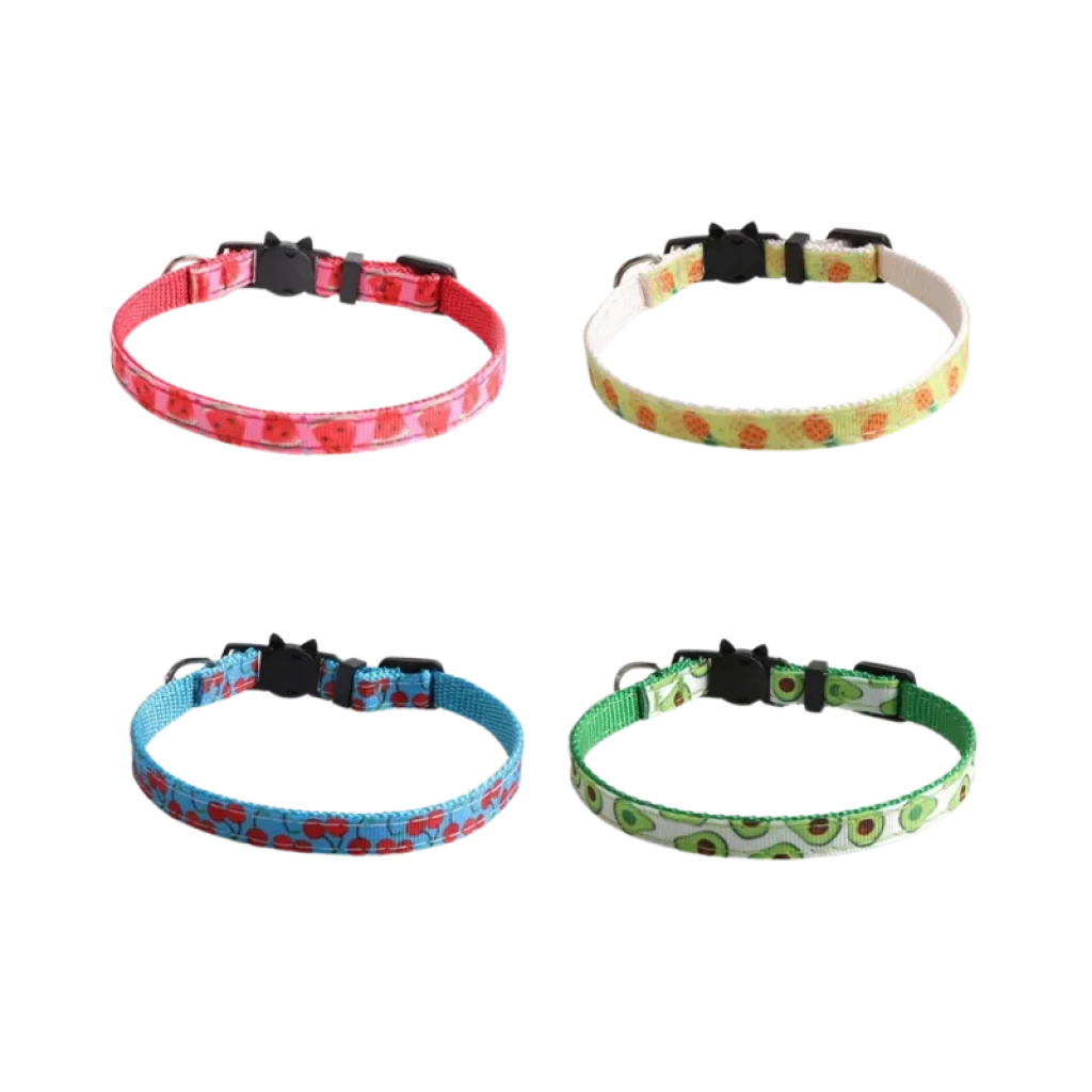 2 collares ajustables para gatos con hebilla negra: uno rojo con huellitas, uno azul con peces. Incluyen anillos portaplaca. Compatibles con comederos CATLINK