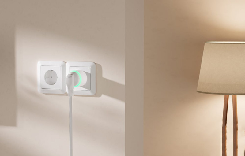 Gosund EP2-Z ZigBee - Enchufe inteligente, imagen real conectado a una lámpara