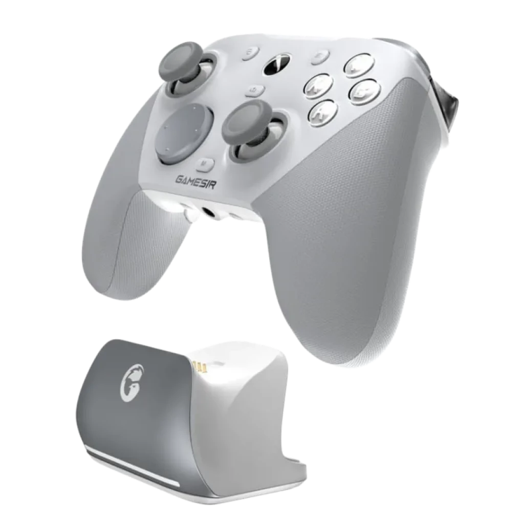 Mando GameSir G7 Pro Blanco con carcasas magnéticas, botones metálicos, joysticks grises, agarres texturizados y base de carga gris compacta