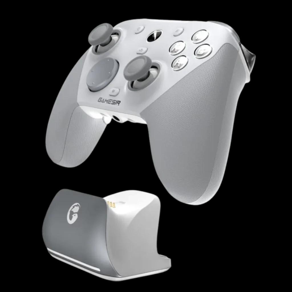 Mando GameSir G7 Pro Blanco con carcasas magnéticas, botones metálicos, joysticks grises, agarres texturizados y base de carga gris compacta