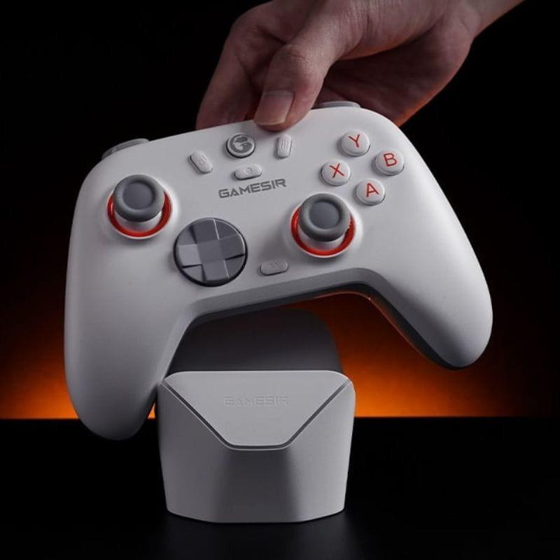 Comando sem fios GameSir Nova 2 Lite Branco, na mão de uma pessoa