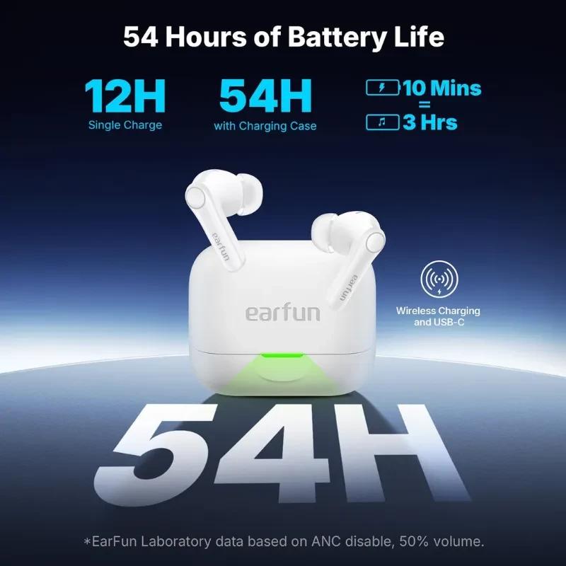Earfun Air Pro 4+ ANC Branco: estojo branco com LED verde, carregamento sem fio e USB-C; destaque para 54H de bateria total e 12H por carga
