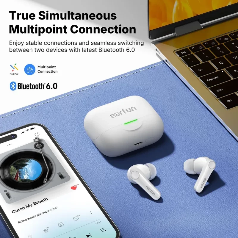 Earfun Air Pro 4+ ANC Branco com estojo branco, LED frontal verde e earbuds intra-auriculares compactos; design moderno e conexão Bluetooth multiponto