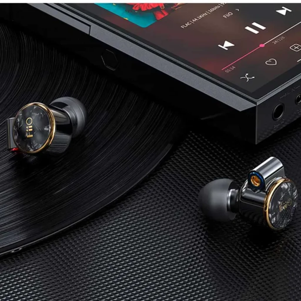 FiiO FD3 Pro 2024 auriculares in-ear metálicos con acabado negro y detalles dorados, carcasa pulida, puntas de silicona y placa frontal con patrón marmoleado